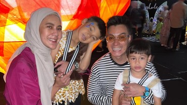 img-title Paula Verhoeven & Baim Wong Akur Hadiri Wisuda Anak, Ini 7 Potret Haru Kebersamaannya