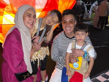 Paula Verhoeven & Baim Wong Akur Hadiri Wisuda Anak, Ini 7 Potret Haru Kebersamaannya