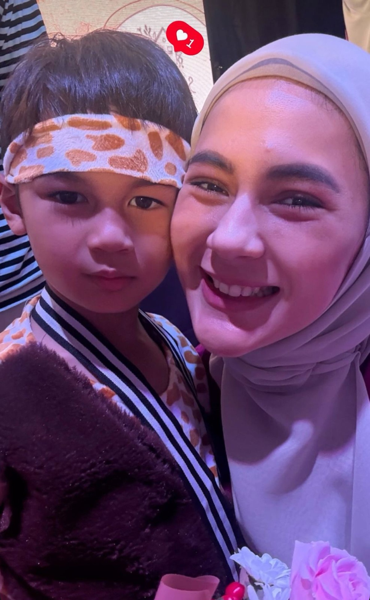 Paula Verhoeven saat hadiri wisuda anak