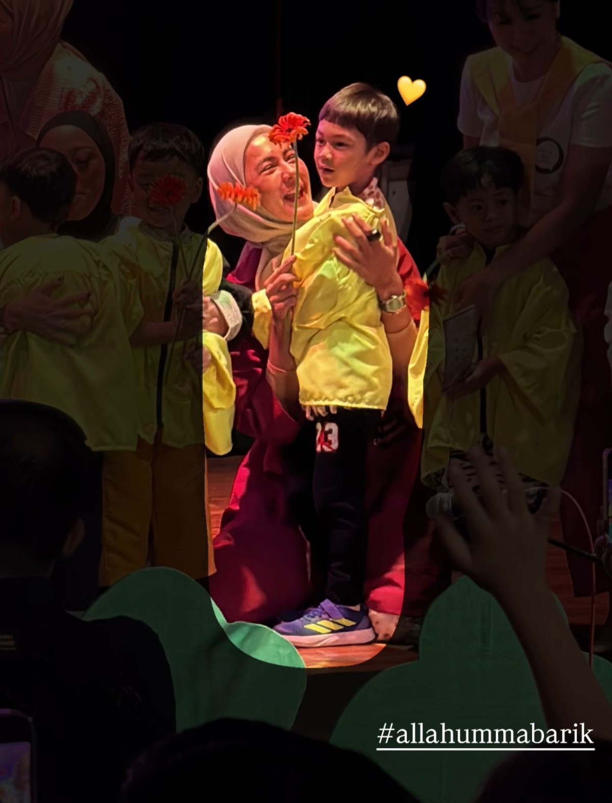 Paula Verhoeven saat hadiri wisuda anak