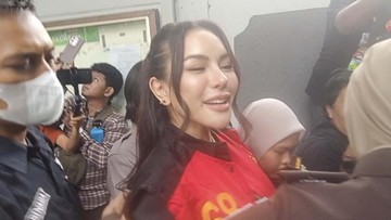 Nikita Mirzani Emosi Dengar Kesaksian Reza Gladys di Sidang