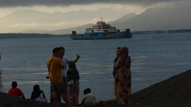 4 Meninggal, 30 Masih Dicari Basarnas mencatat hingga saat ini ada empat orang meninggal dan 30 lainnya dalam pencarian terkait insiden KMP Tunu Pratama Jaya tenggelam di Selat Bali.