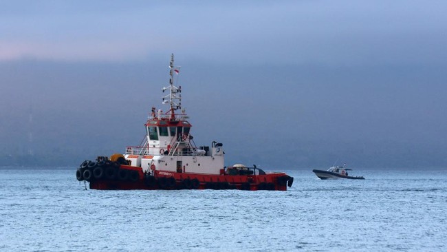 Tim SAR terus mencari korban kapal KMP Tunu Pratama Jaya yang tenggelam di Selat Bali. 35 penumpang ditemukan, 4 di antaranya meninggal. Pencarian diperluas.