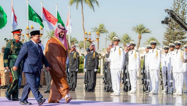 Pangen MbS menjabat tangan dan memeluk Presiden Prabowo begitu baru tiba di Istana Al-Salam, Jeddah, Rabu (2/7) waktu setempat.