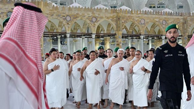 Jalani Ibadah Umrah, Ini 7 Potret Prabowo Cium Hajar Aswad Dikawal Ketat Askar