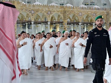 img-title Jalani Ibadah Umrah, Ini 7 Potret Prabowo Cium Hajar Aswad Dikawal Ketat Askar