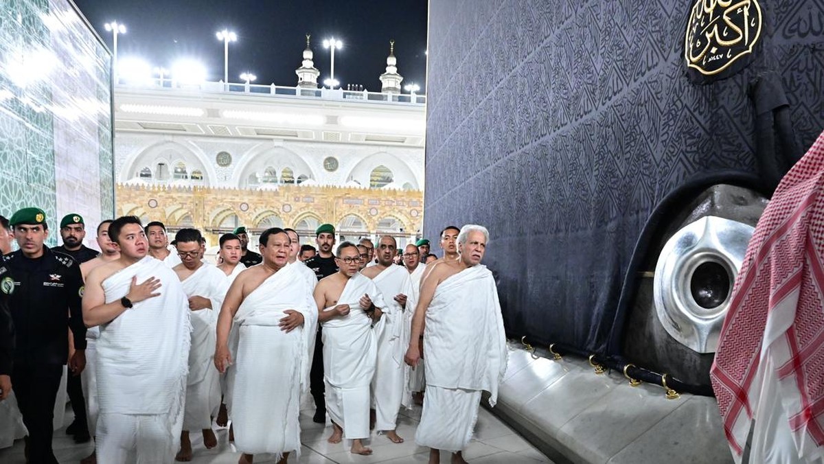 Prabowo Tunaikan Ibadah Umrah