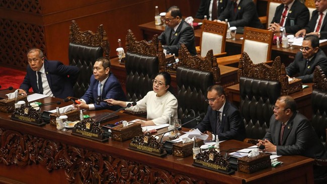 Rapat Paripurna DPR ke-22 masa sidang III 2024-2025, resmi menerima Surat Presiden (Surpres) berisi daftar calon duta besar (dubes) yang saat ini masih lowong.