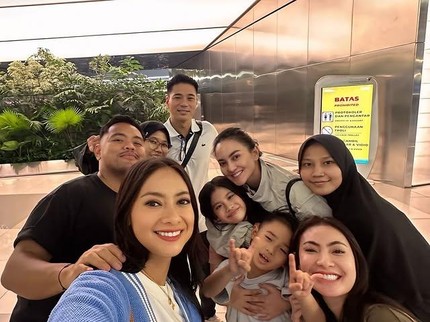 Rini Yulianti & Suami Boyong Anak Pindah ke Australia, Intip 5 Potret Pamit ke Keluarga