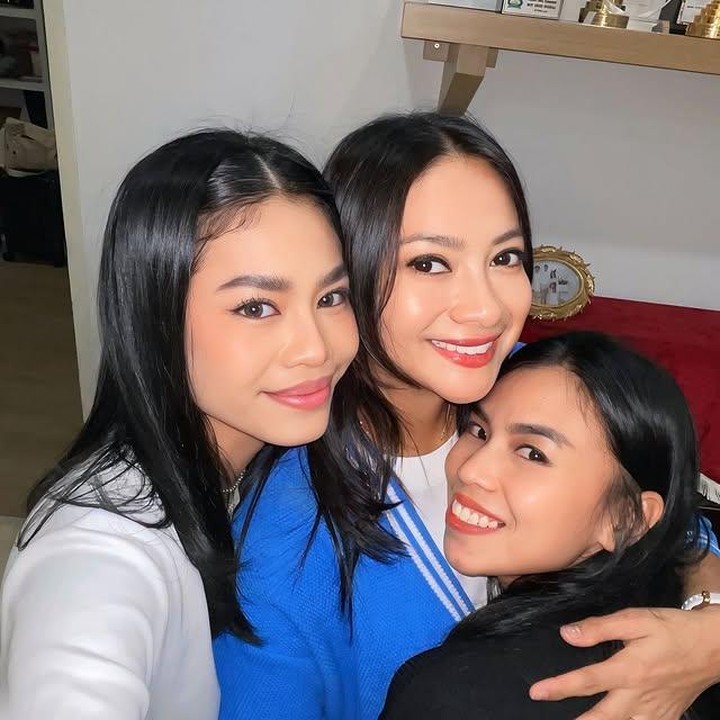 <p>Di salah satu <em>selfie</em> yang hangat, Rini terlihat memeluk erat perempuan dari keluarganya. Tatapan mata dan senyum tipis mereka menggambarkan perpisahan yang penuh haru, ya. (Foto: dok. instagram@riniyulianti)</p>
