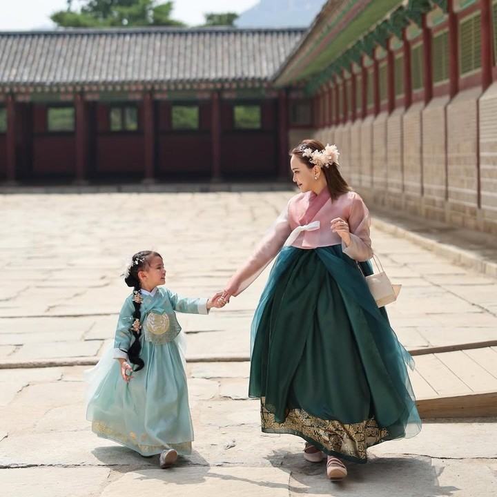 <p>Shandy dan sang putri tampak menikmati kebersamaan dengan mengunjungi bangunan atau rumah tradisional Korea Selatan yang disebut Hanok. Bunda dan anak ini juga kompak mengenakan pakaian tradisional Hanbok. (Foto: Instagram @shandyaulia)</p>