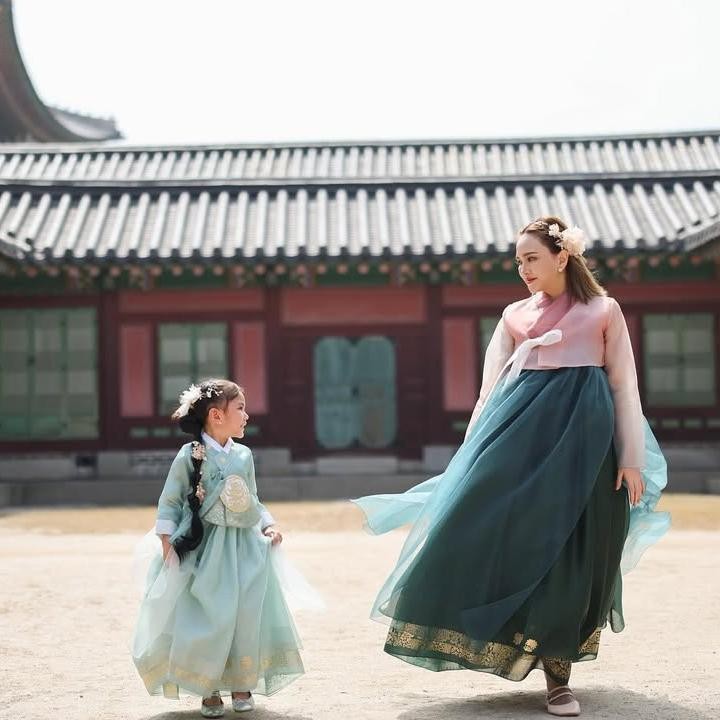 <p>Shandy tampil cantik mengenakan Hanbok berwarna hijau dan merah muda. Sementara itu, Claire terlihat menggemaskan saat memakai Hanbok berwarna biru muda. (Foto: Instagram @shandyaulia)</p>