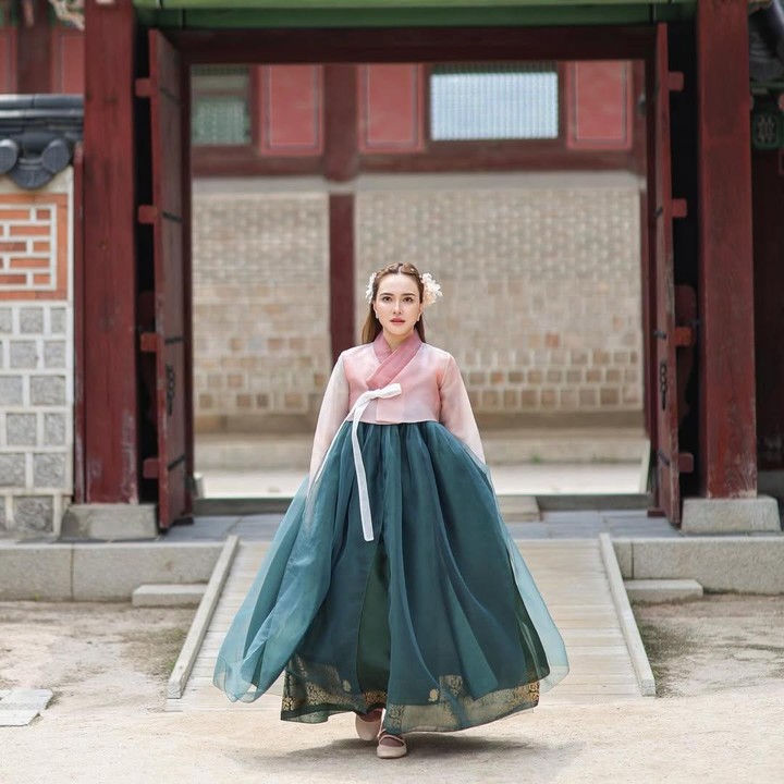 <p>Artis Shandy Aulia tengah berlibur ke Korea Selatan bersama putri semata wayangnya, Claire Herbowo. Momen <em>quality time</em> ini dibagikan Shandy di akun Instagram miliknya belum lama ini, Bunda. (Foto: Instagram @shandyaulia)</p>