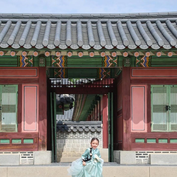 <p>Dalam balutan Hanbok, putri Shandy terlihat semakin menggemaskan karena menggunakan hiasan bunga berwarna putih ivory di rambutnya, Bunda. Rambut panjang Claire sendiri terlihat dikepang cantik. (Foto: Instagram @shandyaulia)</p>
