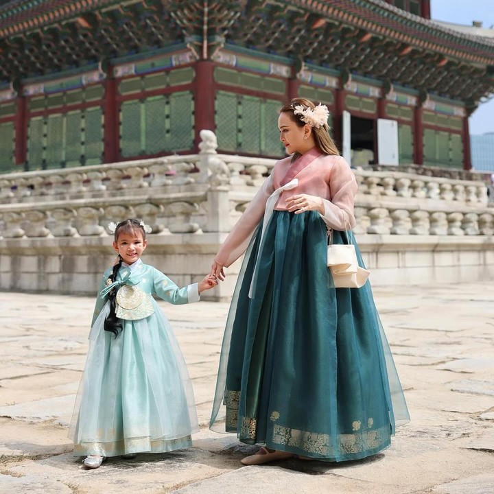 <p>Penampilan Shandy dan Claire yang mengenakan Hanbok ini menuai pujian dari netizen. Tak sedikit yang menganggap ibu dan anak ini cantik saat mengenakan pakaian tradisional Korea. "<em>Beautiful mom and daughter</em>," tulis akun @ha***. "Cantiknya," ujar @wh**. (Foto: Instagram @shandyaulia)</p>