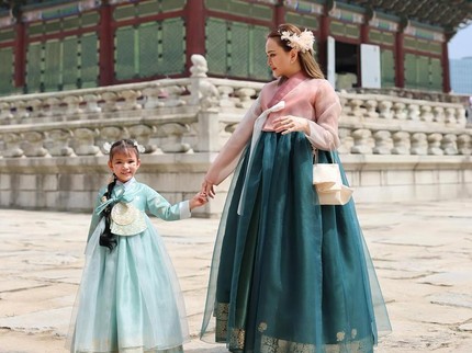 Shandy Aulia & Sang Putri Berlibur di Korea, intip 5 Potret Keduanya Cantik Kenakan Hanbok