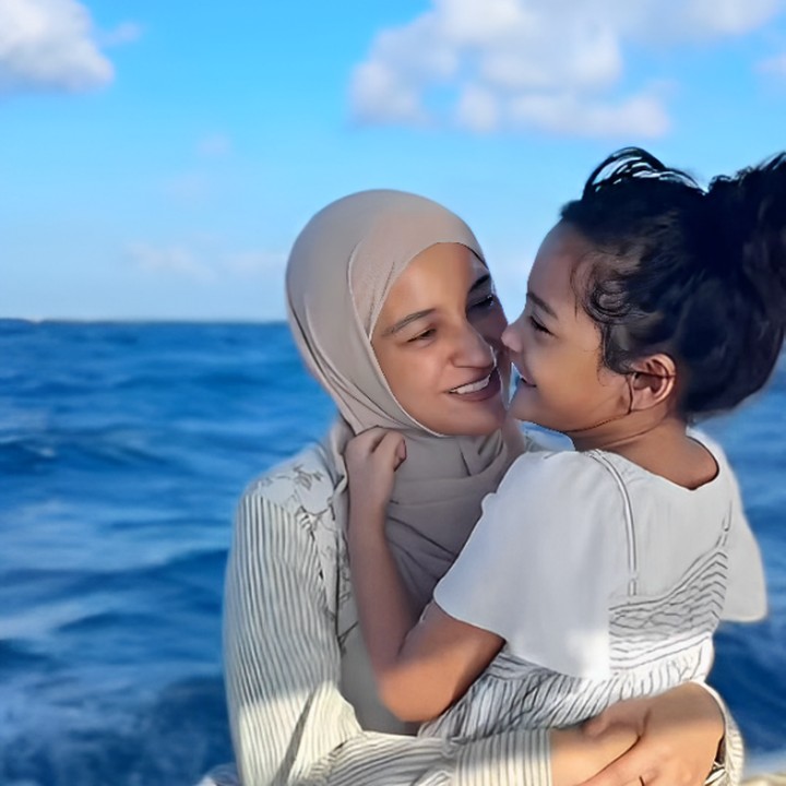 <p>Liburan Shireen Sungkar dan Teuku Wisnu kali ini terasa begitu istimewa. Bersama ketiga anaknya, pasangan ini menjelajahi keindahan Sabang, Aceh, dan menikmati momen langka bareng lumba-lumba di habitat aslinya, pada Selasa (01/07/2025). (Foto: dok. instagram@shireensungkar)</p>
