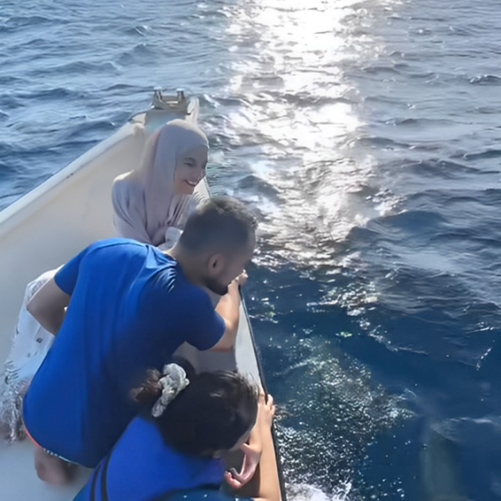 <p>Mereka juga sempat duduk bersama di sisi kapal, menatap laut untuk melihat gerombolan lumba-lumba. <em>&ldquo;MasyaaAllah tabarakallah. Allahummabariik.</em> Sabang Aceh, kamu cantik sekali. Sebahagia itu ngeliat lumba-lumba di habitatnya. Ampe mewek. Indah sekali Indonesia ini ya Allah," tulis Shireen lewat unggahan Instagramnya. (Foto: dok. instagram@shireensungkar)</p>