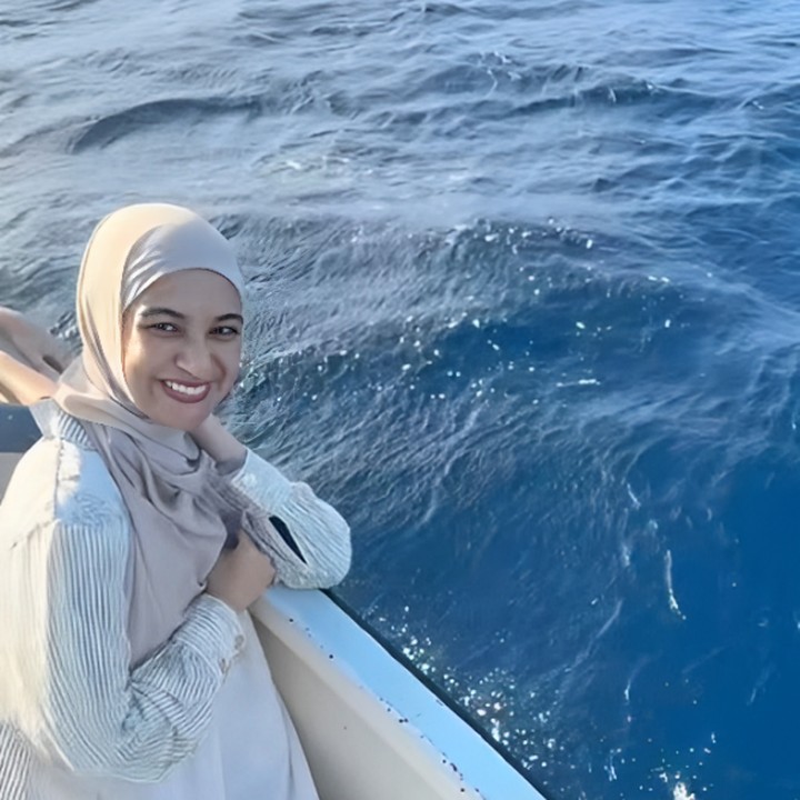 <p>Shireen juga tampak duduk sendiri di sisi kapal sambil tersenyum lebar, sambil menikmati suasana laut yang tenang. Angin laut yang berhembus membuat wajahnya terlihat semakin berseri, ya! (Foto: dok. instagram@shireensungkar)</p>