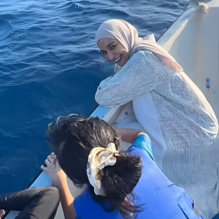 <p>Shireen juga tampak duduk berdampingan dengan putrinya sambil menikmati pemandangan laut yang tenang. Keduanya pun larut dalam suasana, hangat sekali ya, Bunda! (Foto: dok. instagram@shireensungkar)</p>