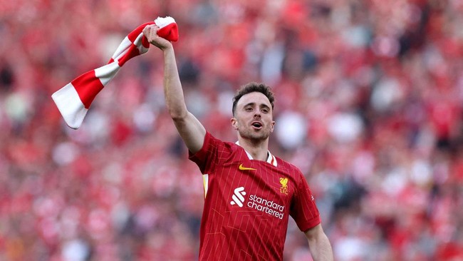 Lamborghini pemain sepakbola Liverpool, Diogo Jota keluar jalur setelah terjadi insiden pecah ban, lalu terbakar.