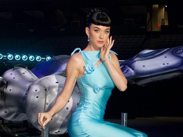 img-title Nyaris Terjatuh dari Ketinggian Saat Konser, Katy Perry: Jantungku Hampir Copot