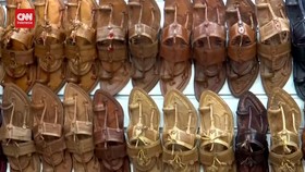 VIDEO: 'Skandal Sandal' Prada Bikin Permintaan Sandal di India Melejit