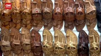 VIDEO: 'Skandal Sandal' Prada Bikin Permintaan Sandal di India Melejit