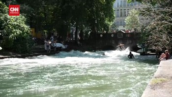 VIDEO: Kepanasan, Warga Jerman Berselancar di Taman