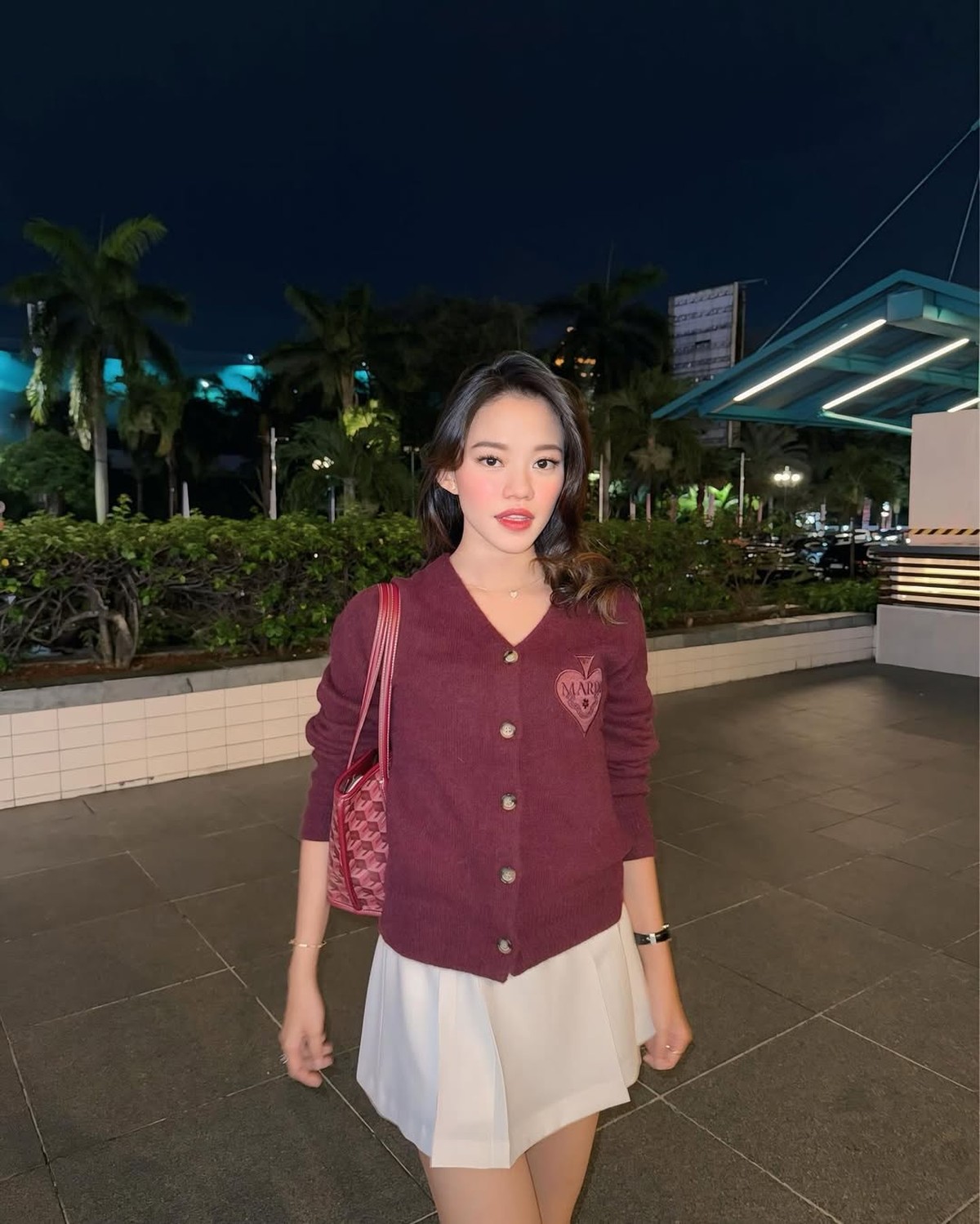 Pose keren Ummi Quary saat makan di restoran