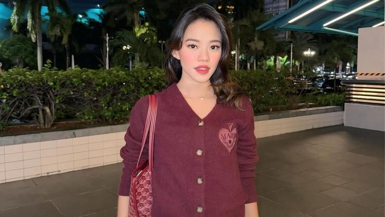 Pose keren Ummi Quary saat makan di restoran