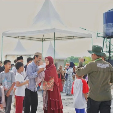 Istri Daun Muda Lahirkan Anak Ketiga, Ini 7 Potret Ustaz Abdul Somad Momong Buah Hati