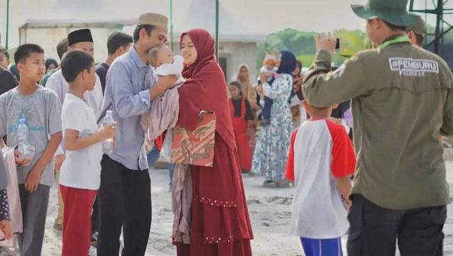 Istri Daun Muda Lahirkan Anak Ketiga, Ini 7 Potret Ustaz Abdul Somad Momong Buah Hati