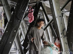 3 Tahun Tidur di Kolong Jembatan Pasar Rumput, Wendi Harus Mandi Pakai Air Kali