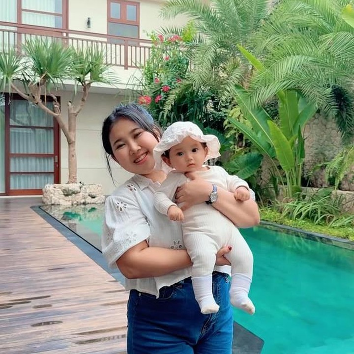 <p>Ada juga penampilannya yang <em>chic</em> saat Kayya sedang di Bali mengenakan <em>jumpsuit</em> dengan kaus kaki putih, plus topi ala noni Belanda. &ldquo;Bali, kami jatuh cinta padamu. Masya Allah, Allahummabarik," tulis Kiky lewat unggahan Instagramnya, Kamis (04/07/2025). (Foto: dok. instagram@kikysaputrii)</p>