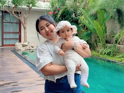 5 Potret OOTD Kayya Anak Kiky Saputri, Ekspresinya Bikin Gemas!
