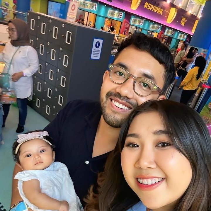 <p>Baby Kayya, putri Kiky Saputri dan Muhammad Khairi, sukses curi perhatian lewat gaya dan ekspresinya yang gemas. Kayya tampil manis mengenakan <em>dress</em> putih bermotif bunga, lengkap dengan bandana pita di kepalanya. (Foto: dok. instagram@kikysaputrii)</p>