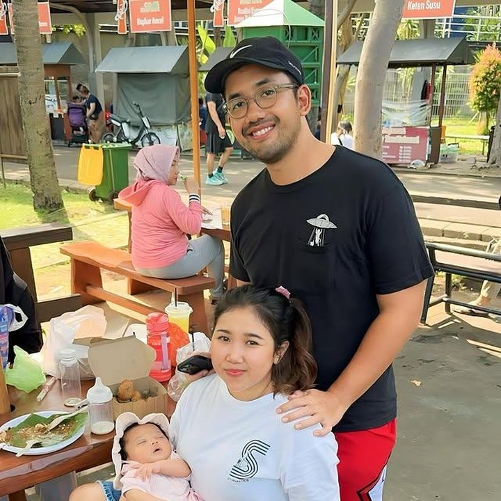 <p>Kayya tampak tertidur pulas sambil dipeluk hangat oleh Kiky dan sang Ayah, mengenakan atasan <em>pink</em> muda dan <em>legging</em> pink yang lembut. Adem banget lihatnya ya, Bunda. (Foto: dok. instagram@kikysaputrii)</p>