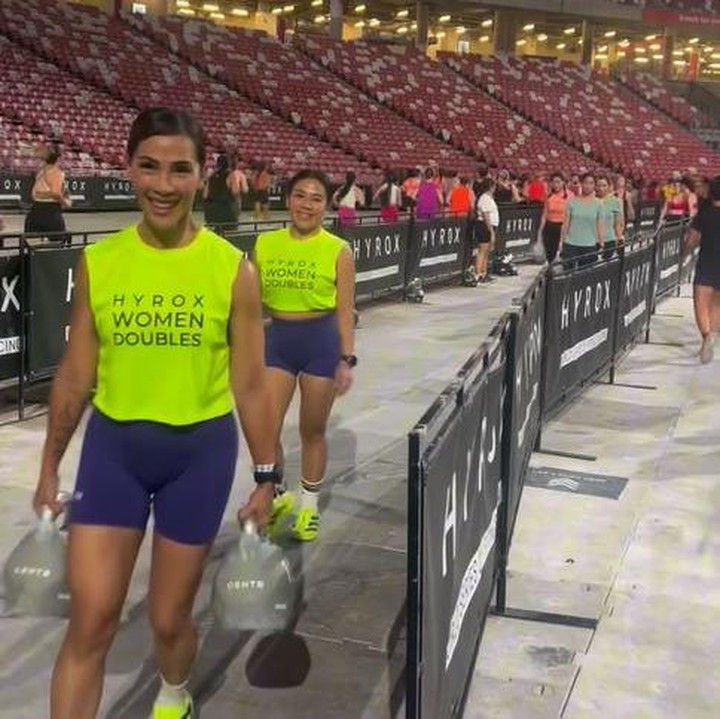 <p>Sebelum mengikuti kompetisi, Nadia sudah menjalani latihan dengan coach berpengalaman, Bunda. Tak heran bila ia bisa mengikuti semua uji kebugaran di kompetisi ini. "Sebagai <em>newbies</em> yang jadwal latihan (dan jadwal istirahat) acak adul, kurang PD urusan lari, kena penalti pula karena Nadia terlalu napsu kecepetan masuk <em>station</em>&hellip; kami cukup <em>happy</em> dengan hasilnya. Dari awal kan niat kami bukan <em>fastest time tapi to have a great time! To enjoy and finish fabulous</em>!" ungkapnya di Instagram. (Foto: Instagram @nadiamulya)</p>