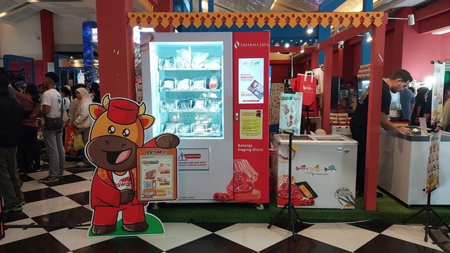Dharma Jaya menghadirkan vending machine di Jakarta Fair 2025 yang menjual produk-produk hewani, seperti daging sapi, ayam, dan ikan dengan harga terjangkau.