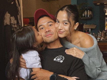 Sempat Diterpa Gosip, 5 Potret Romantis Chicco Jerikho Bareng Putri Marino & Sang Anak