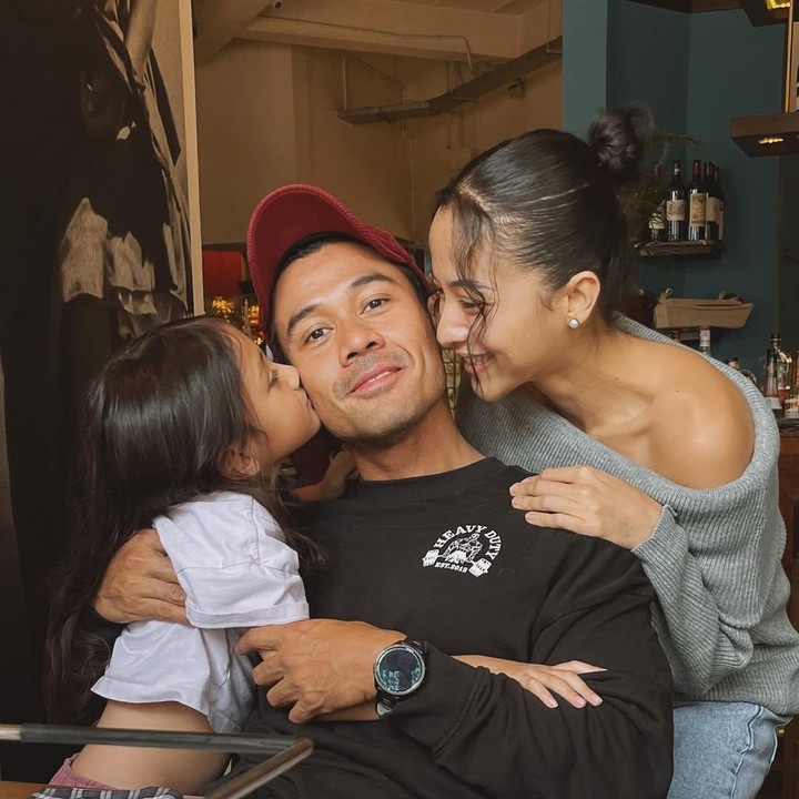 <p>Misalnya saja seperti foto berikut ini ketika Chicco sedang rindu istri dan putrinya. &ldquo;<em>Su seng sabar lai&hellip;besok beta nona su pulang hahaaaeee,</em>&rdquo; tulis Chicco, dikutip dari laman Instagram<em> @chicco.jerikho.&nbsp;</em>(Foto: Instagram@chicco.jerikho)</p>
