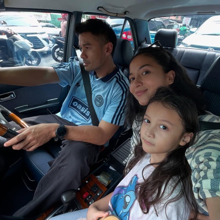 <p>Baru-baru ini, Chicco Jerikho mengunggah foto bersama istri dan sang putri, Surinala. Mereka terlihat tengah&nbsp;jalan bersama naik mobil tua kesayangan Chicco tepat di hari ulang tahunnya yang ke-41. Sang istri pun menanggapi <em>postingan</em> itu dengan komentar berupa kata-kata yang manis. &ldquo;Suamiku sayang,&rdquo; tulisnya, dikutip dari akun Instagram<em> @putmardisini,</em> Jumat (4/7/2025).&nbsp;(Foto: Instagram@chicco.jerikho)</p>