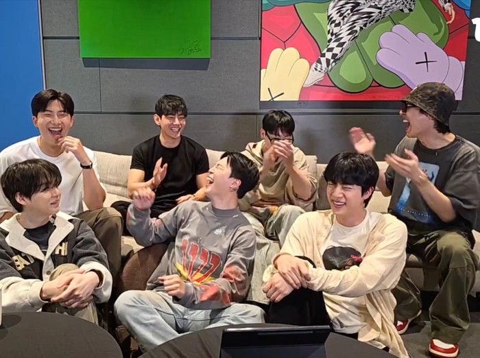 Cuplikan BTS di siaran langsung Weverse/ Foto: soompi.com