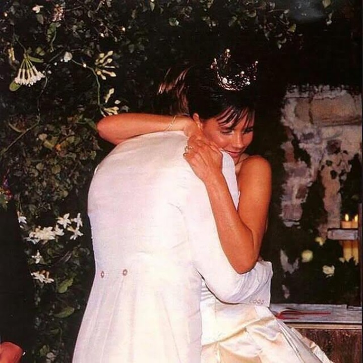 <p>Dalam salah satu foto paling menyentuh, keduanya terlihat berpelukan erat saat hari pernikahan. Victoria memakai gaun pengantin klasik yang anggun, sementara David tampil gagah. (Foto: dok. instagram@davidbeckham)</p>