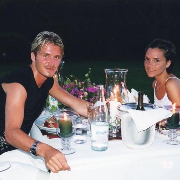 <p>Dalam foto lawas lainnya, David dan Victoria terlihat sedang menikmati momen <em>dinner</em> berdua. Potret ini menyiratkan kebersamaan mereka yang sangat romantis. (Foto: dok. instagram@davidbeckham)</p>