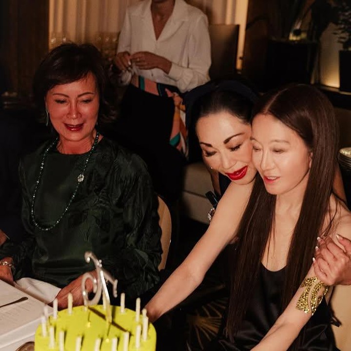 <p>Di ulang tahunnya yang ke-76, Vera Wang merayakan momen spesial ini bersama orang-orang terdekat. Kue bertabur lilin seolah jadi simbol pesonanya yang masih bersinar hingga kini. (Foto: dok. instagram@verawang)</p>