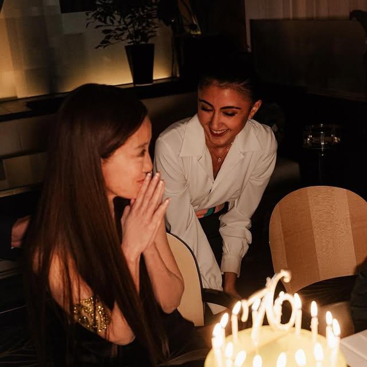 <p>Vera Wang kembali mencuri perhatian lewat penampilannya yang tetap <em>stunning</em> di usia 76 tahun. Ia merayakan ulang tahunnya bersama keluarga di Le Relais Plaza, Paris, Minggu (29/07/2025). (Foto: Instagram@verawang)</p>
