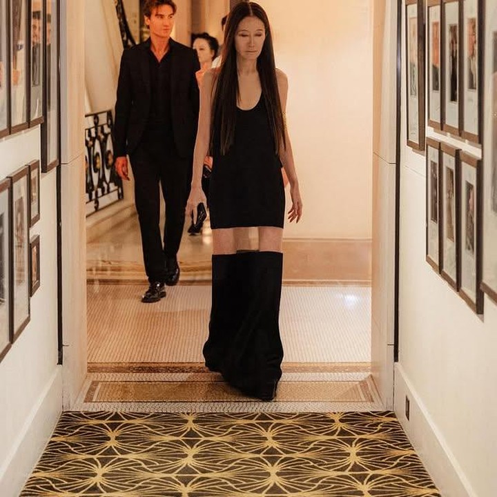 <p>Tak kalah menarik, Vera juga terlihat menarik dalam <em>slip</em> <em>dress</em> hitam yang dipadukan dengan kaus kaki selutut. "Baru saja merayakan ulang tahunku yang ke-75 9/10, menuju 76 versi waktu New York, bersama kru Parisku dan beberapa sahabat sejati seumur hidup! Terima kasih untuk malam yang begitu spesial ini," tulis Vera lewat unggahan Instagramnya. (Foto: Instagram@verawang)</p>