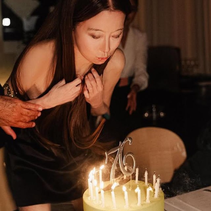 <p>Momen tiup lilin di akhir acara pun menjadi penutup manis dari perayaan ulang tahun sang desainer. Gaya dan energinya benar-benar membuat kita lupa bahwa ia sudah memasuki usia kepala tujuh. (Foto: dok. instagram@verawang)</p>